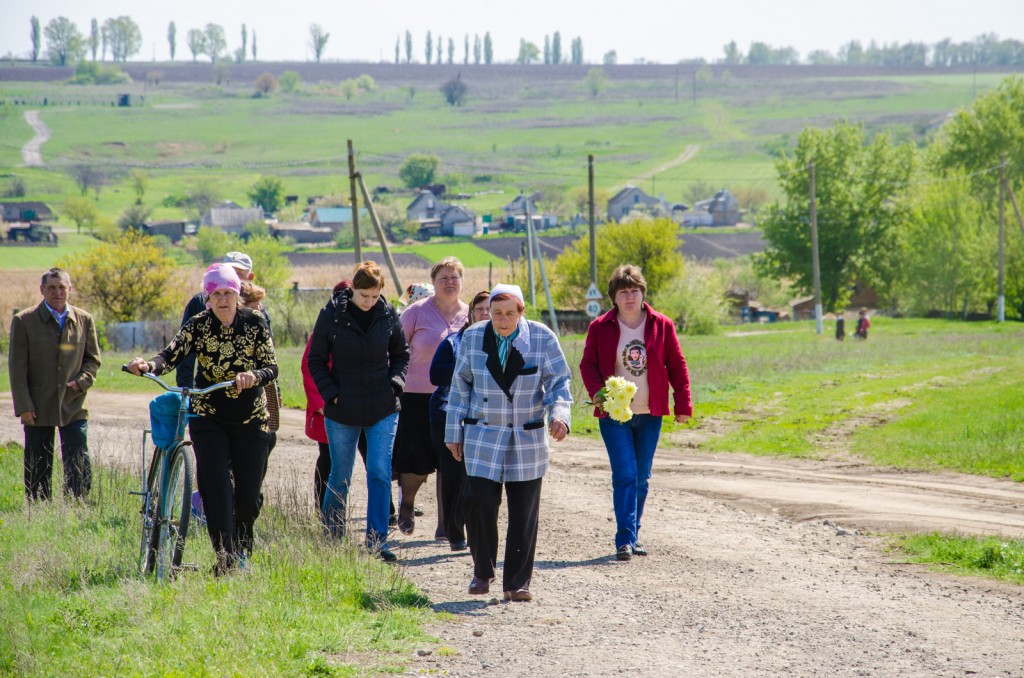 1 Односельці поспішають до могили Артура.