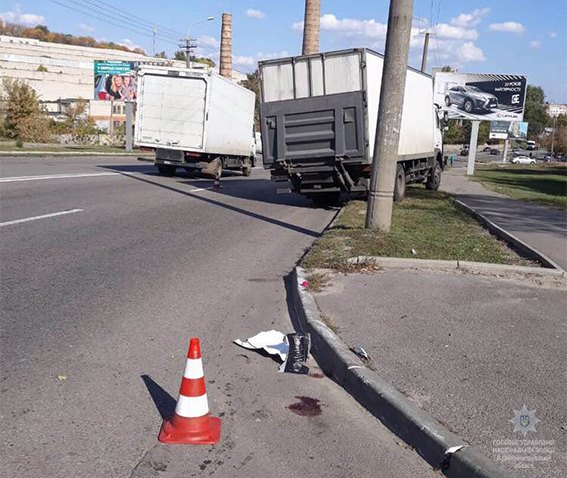 В Днепре грузовик сбил троих пешеходов. Новости Днепр