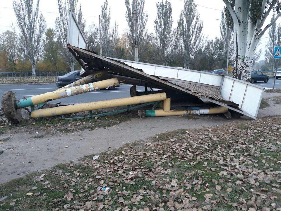 Фура врезалась в остановку на Донецком шоссе. Новости Днепра