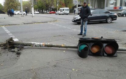 В Днепре автомобиль сбил светофор. Новости Днепр