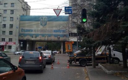 В Днепре чтобы не рубить дерево перенесли знак. Новости Днепра