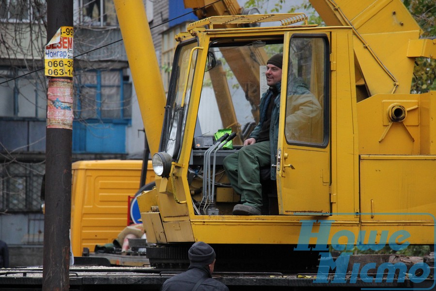 В Днепре продолжают спиливать аварийные деревья . Новости Днепр 