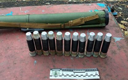 Всего, правоохранители изъяли более 25 гранат, 55 патронов и 4 гранатомета. 