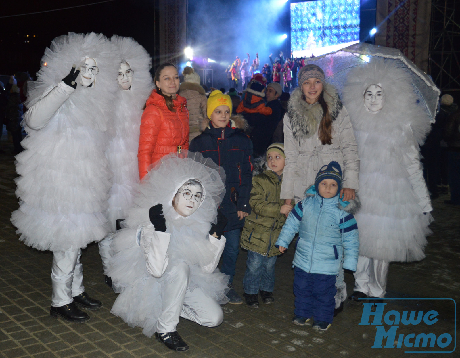 В Днепре «Зеленый Гай» заиграл новогодними огнями (ФОТО). Новости Днепра