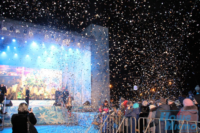 Более 2 тыс. горожан прошли карнавальным шествием на открытие елки в Днепре (ФОТО). новости Днепра
