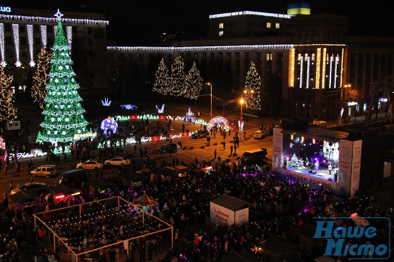 В Днепре открыли центральную новогоднюю елку (ФОТО). новости Днепра