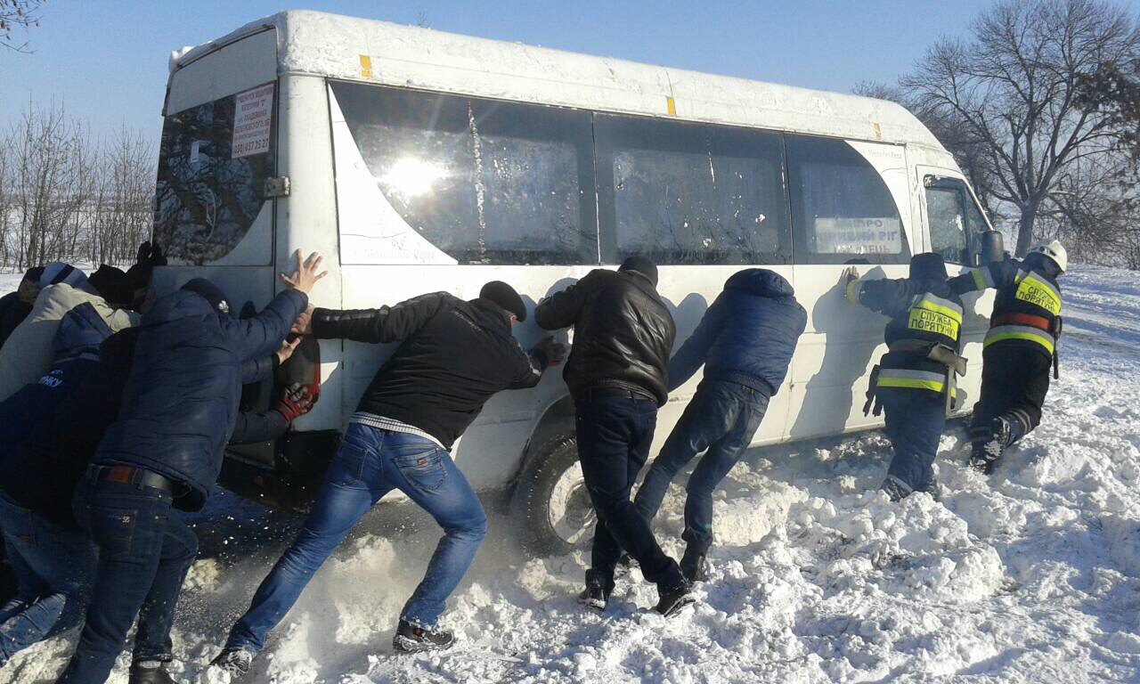 Ручная работа: под Днепром руками подняли перевернувшийся автобус. новости Днепра