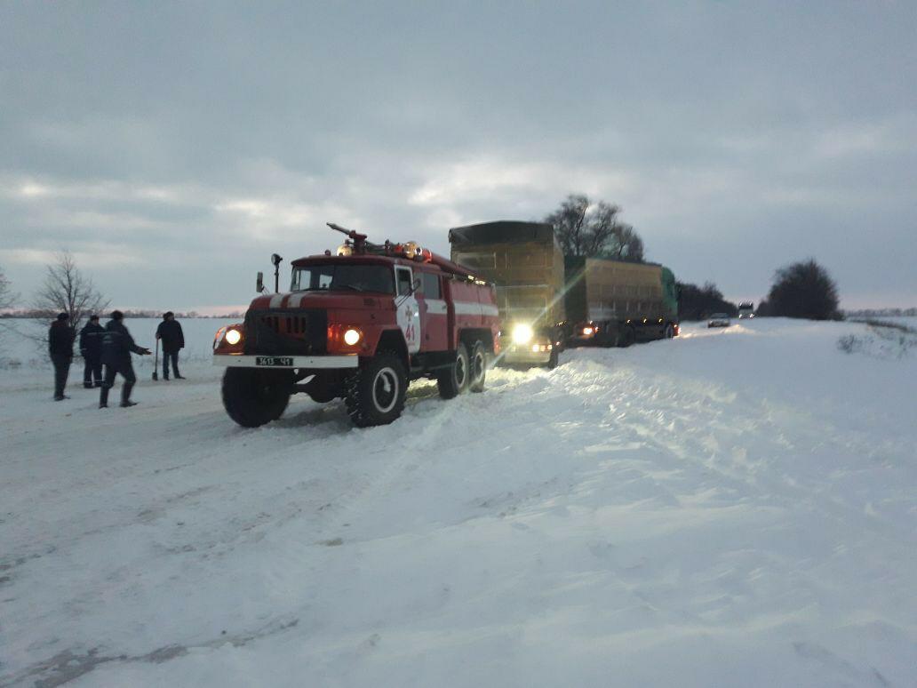 Спасатели Днепра вытягивают фуры из снежных заносов. Новости Днепра