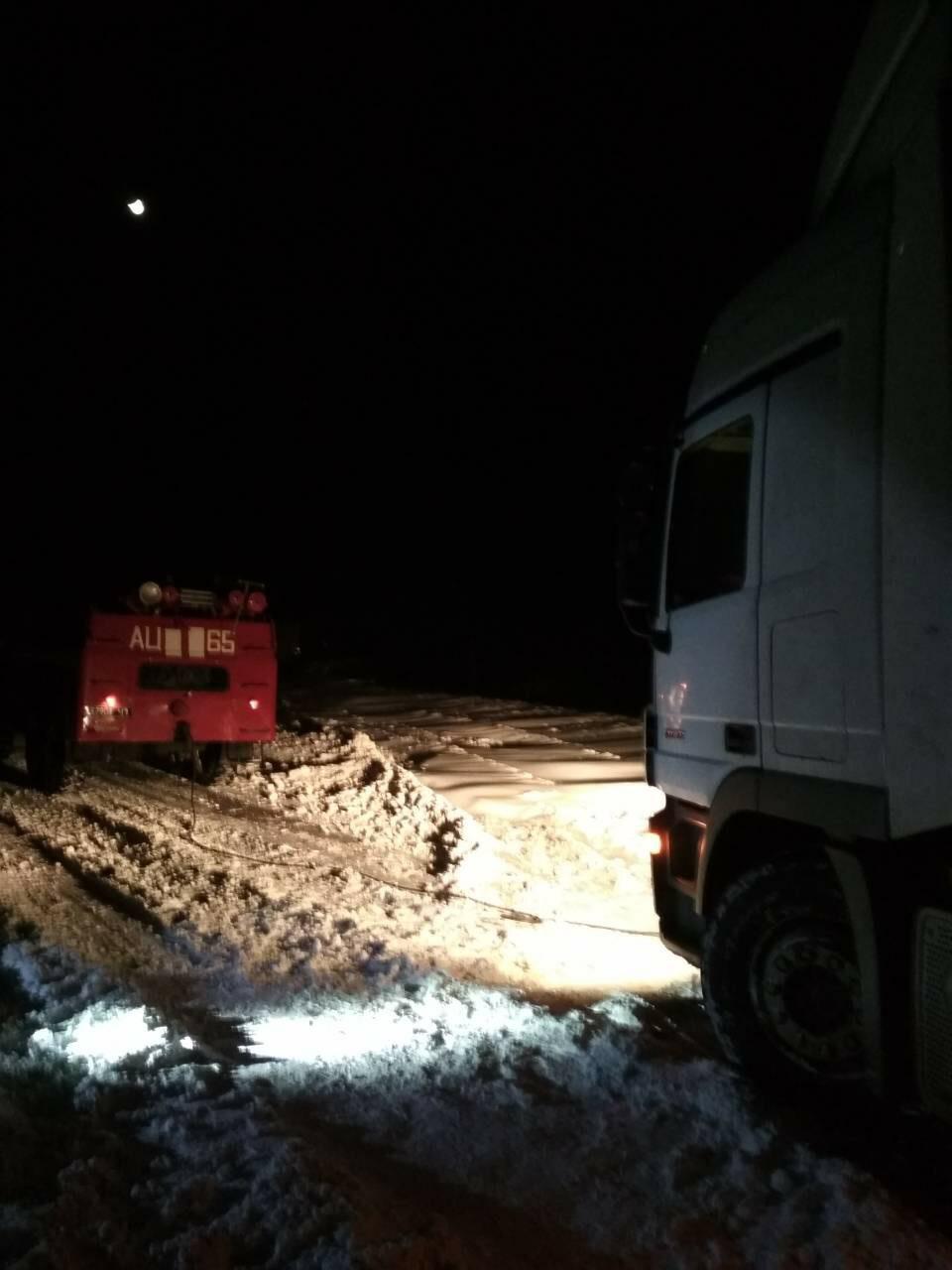 Спасатели Днепра  вытягивают фуры из снежных заносов. Новости Днепра