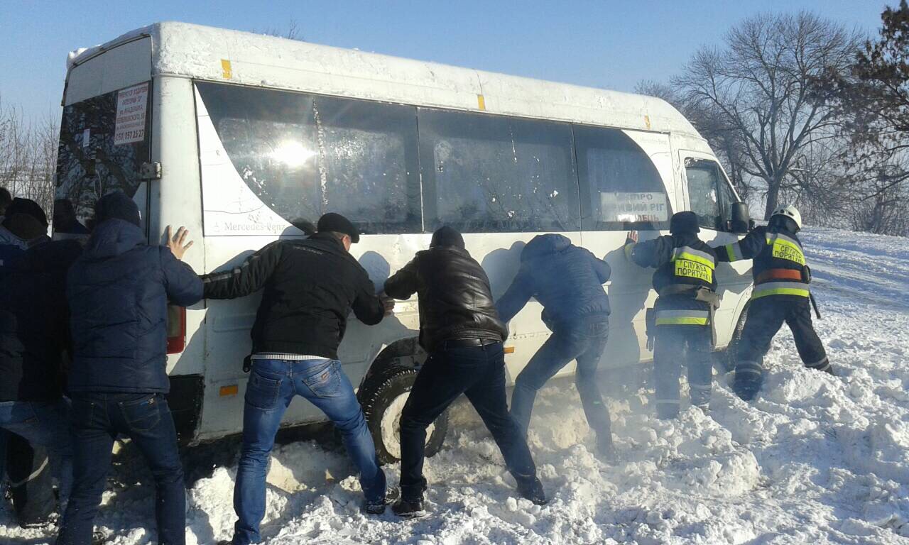 Ручная работа: под Днепром руками подняли перевернувшийся автобус. новости Днепра