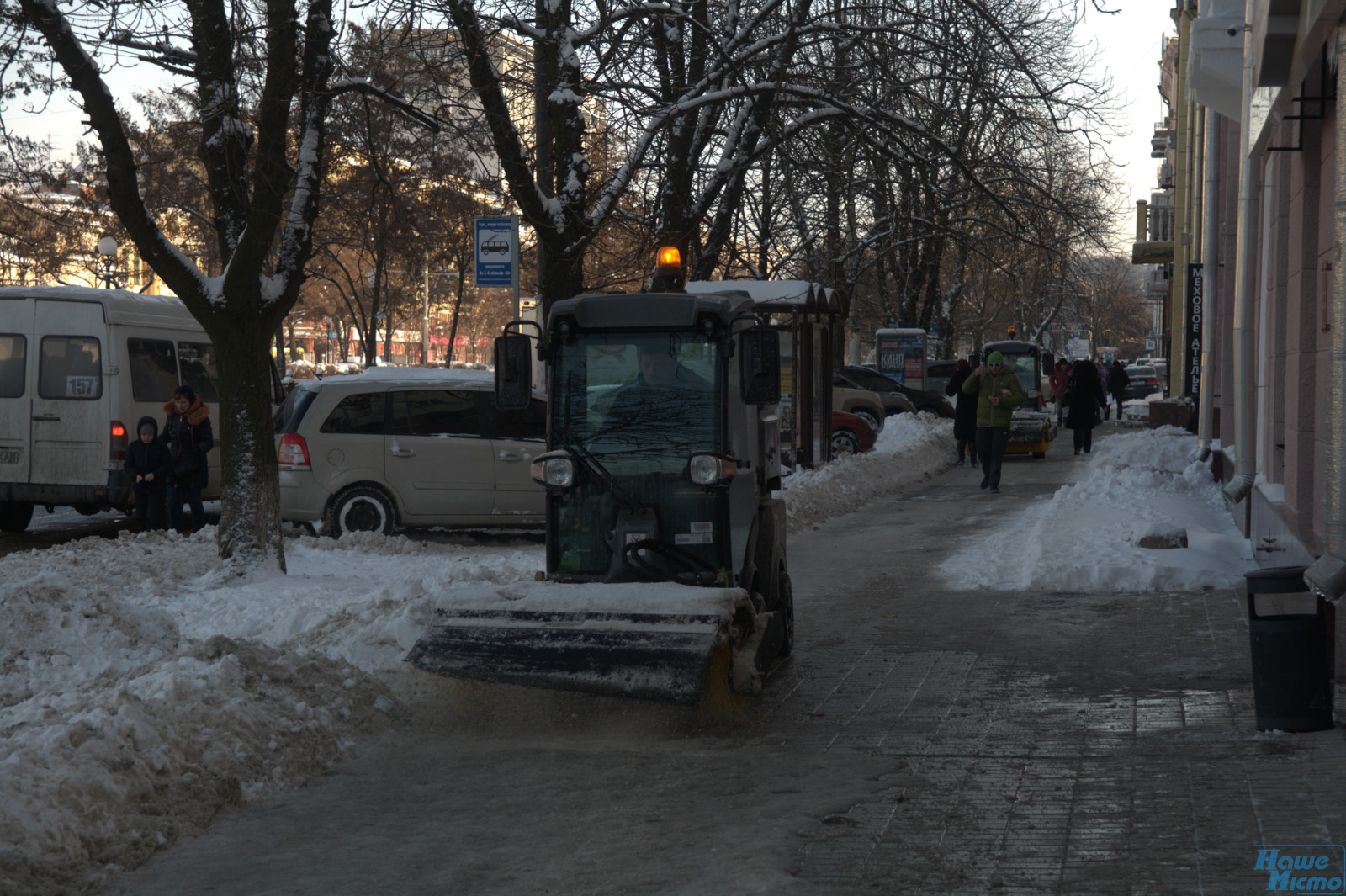 Фотофакт: в Днепре продолжают чистить тротуары от снега. Новости Днепра