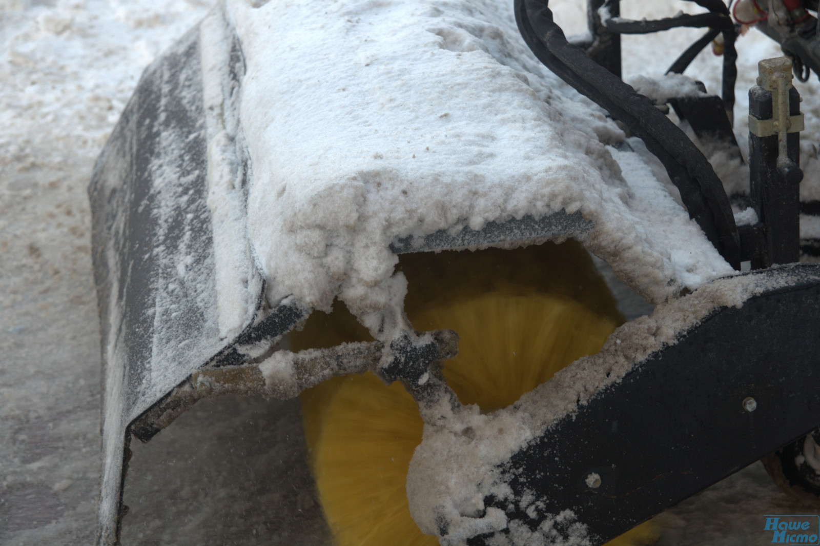 Фотофакт: в Днепре продолжают чистить тротуары от снега. Новости Днепра