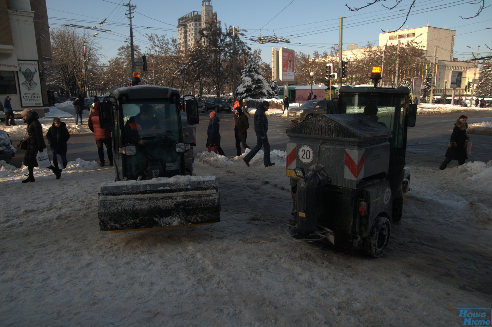 Фотофакт: в Днепре продолжают чистить тротуары от снега. Новости Днепра