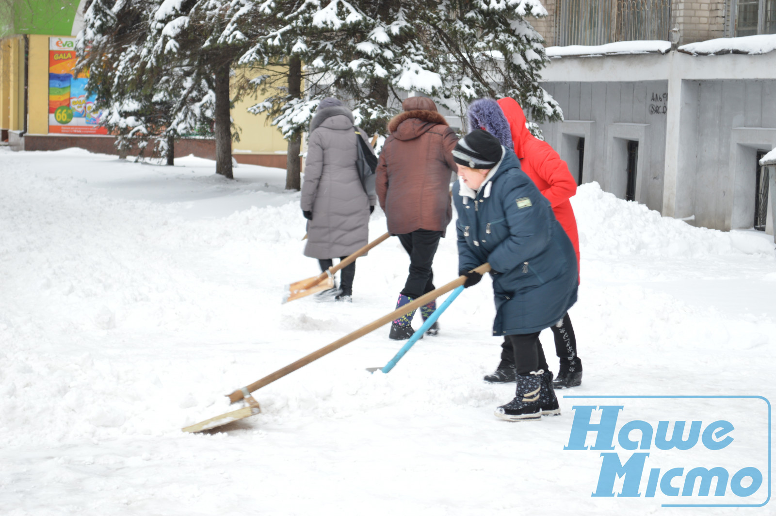 Фотофакт: в Днепре продолжают чистить тротуары от снега. Новости Днепра.