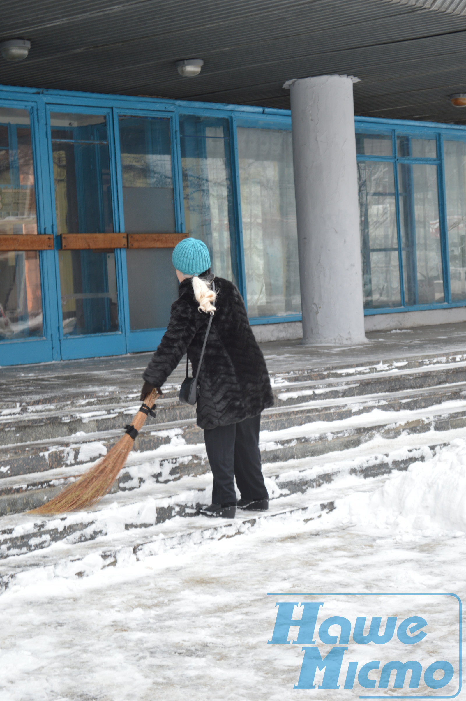 Фотофакт: в Днепре продолжают чистить тротуары от снега. Новости Днепра.