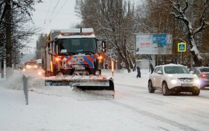Коммунальники Днепра ночью расчищали дороги от снега. Новости Днепра