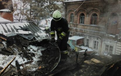 В Днепре из горящего дома спасли пенсионерку. Новости Днепра