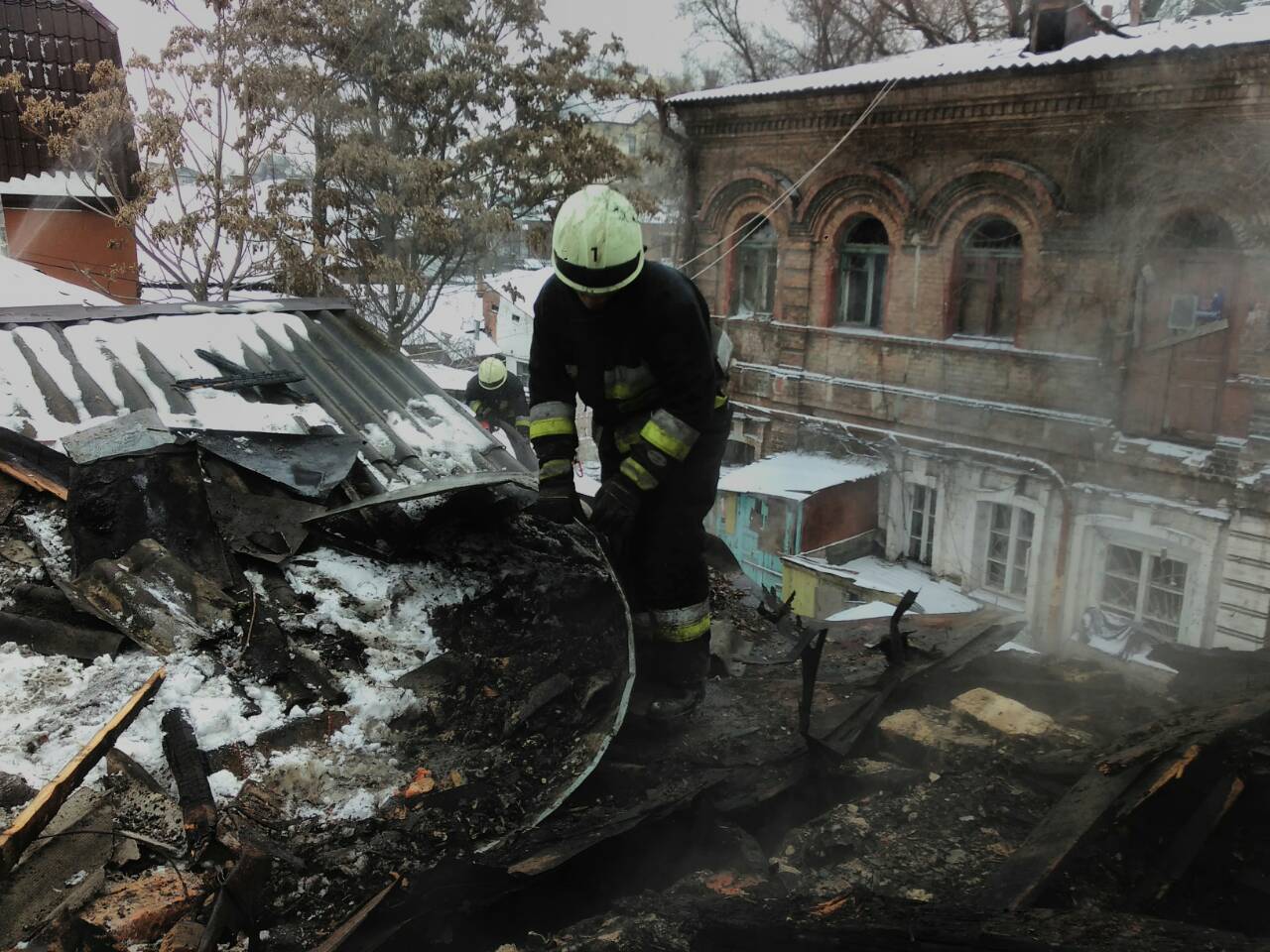 В Днепре из горящего дома спасли пенсионерку. Новости Днепра