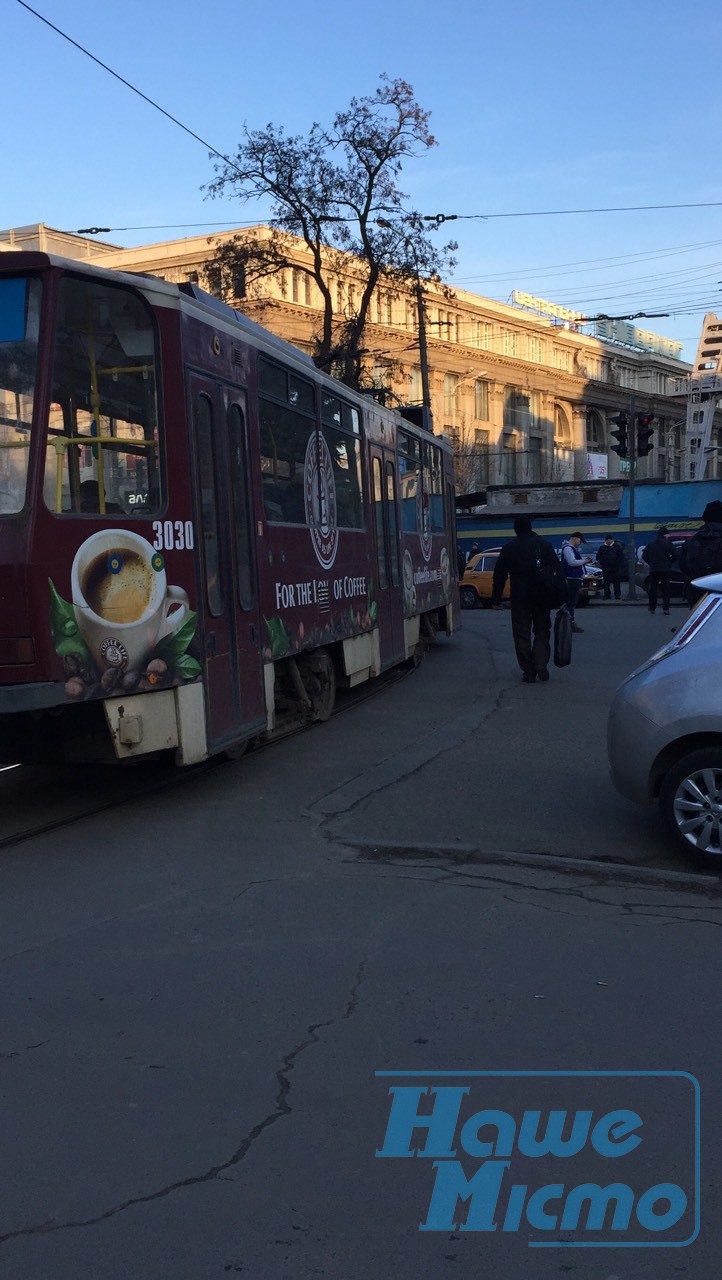 В центре Днепра первые трамваи стоят из-за горе-водителя (ФОТО). новости Днепра