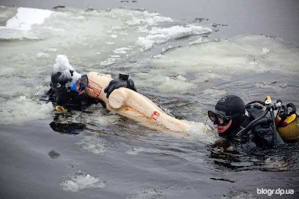 Замороженные холодом в Днепре водолаз. Новости Днепра