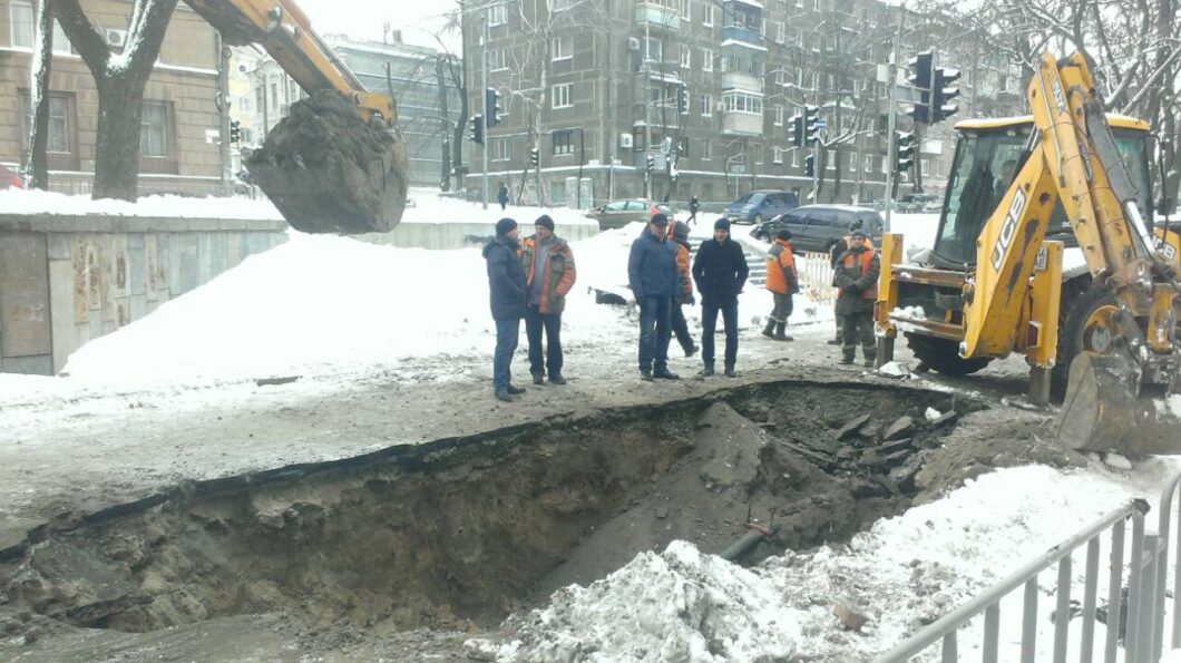 В Днепре активно ликвидируют провал на улице Гоголя. Новости Днепра