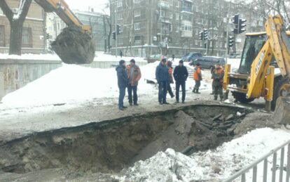 В Днепре активно ликвидируют провал на улице Гоголя. Новости Днепра