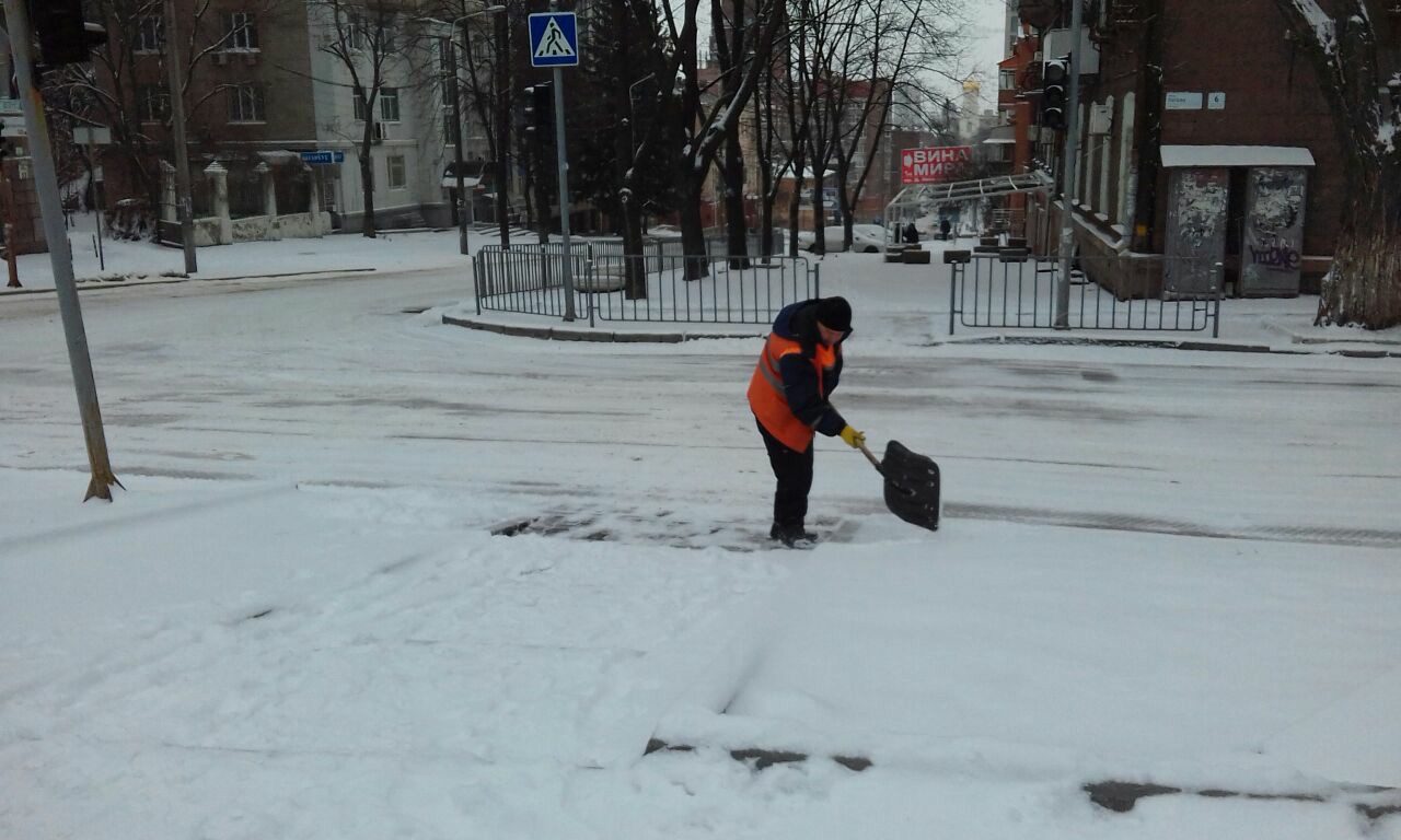 Холод – не преграда: в Днепре активно расчищают тротуары (ФОТОРЕПОРТАЖ). Новости Днепра.