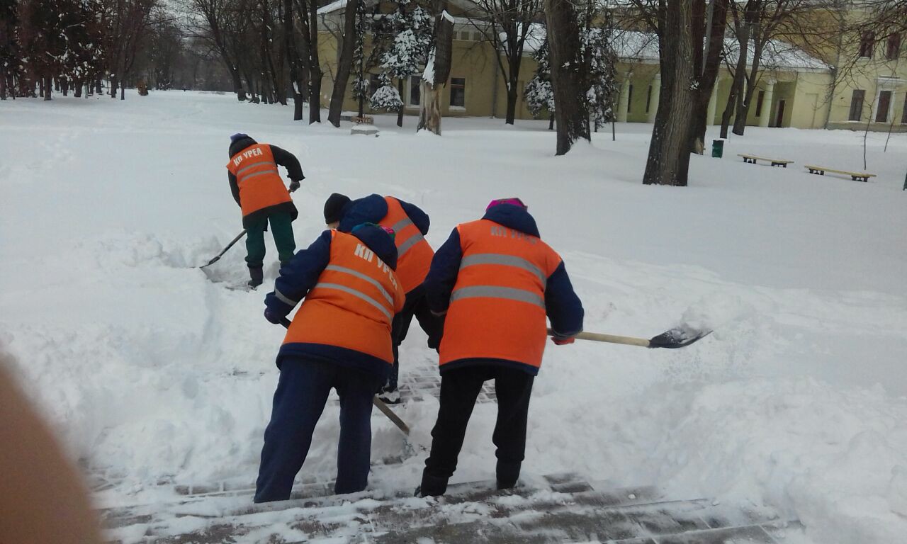 Холод – не преграда: в Днепре активно расчищают тротуары (ФОТОРЕПОРТАЖ). Новости Днепра.