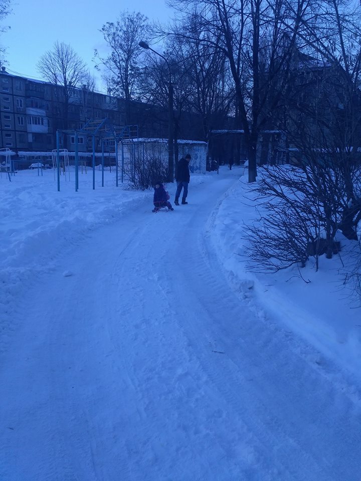 “Дети наше всё”: в Днепре расчищают дороги у детских садов (ФОТОРЕПОРТАЖ). Новости Днепра.