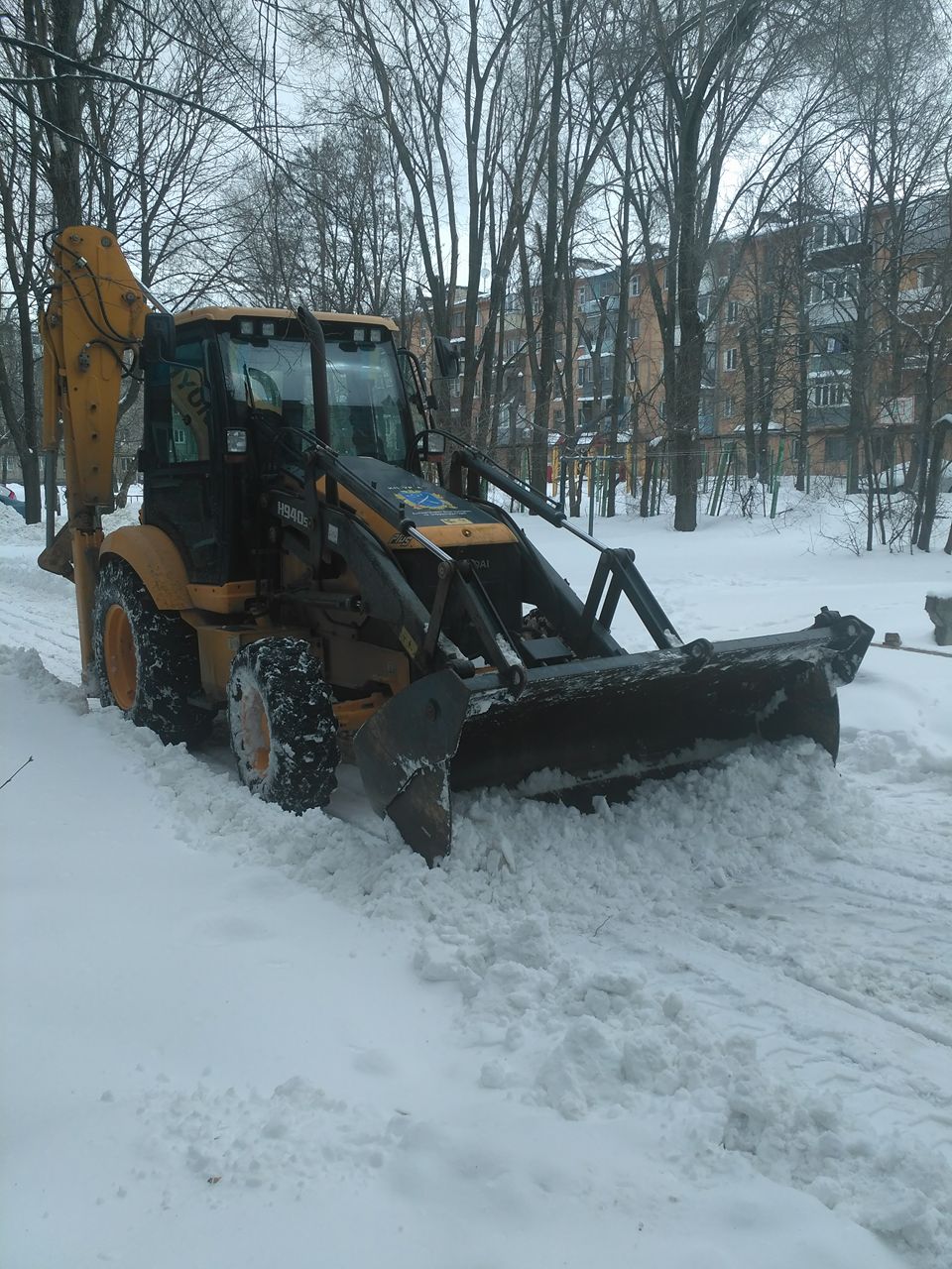 В Днепре продолжают чистить внутриквартальные дороги. Новости Днепра