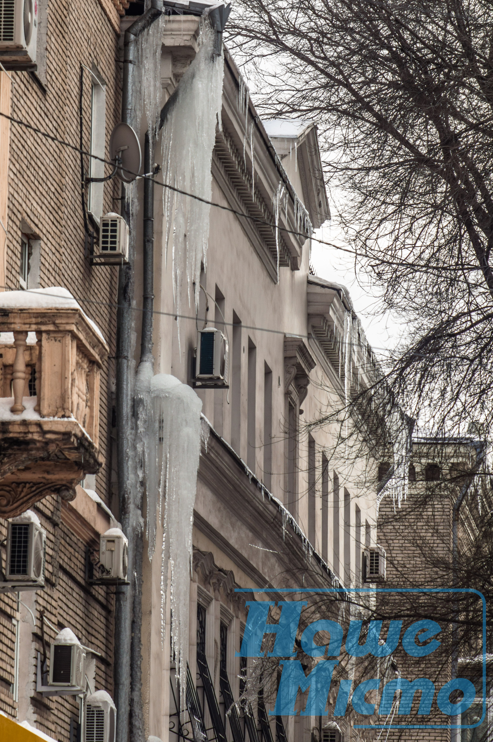 Як у Дніпрі прибирають небезпечні бурульки з дахів (ФОТОРЕПОРТАЖ). Новости Днепра.