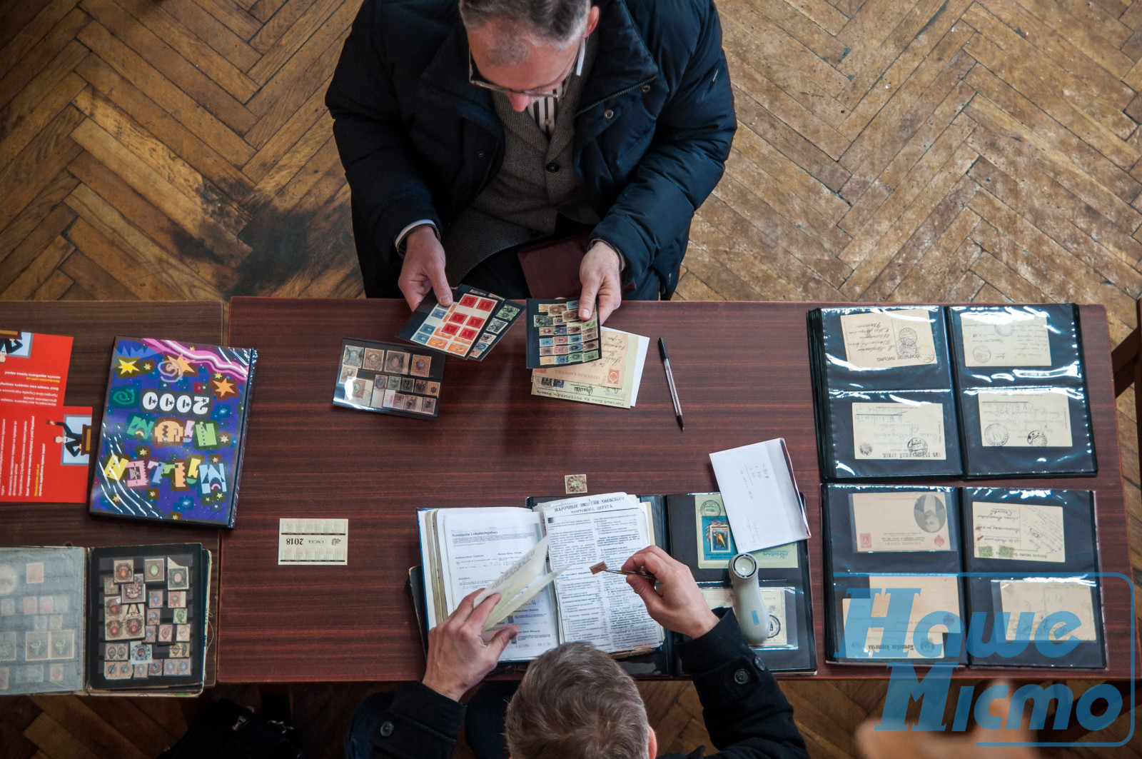 В Днепре отметили столетний юбилей украинских марок и 96-летнего филателиста (Фото)