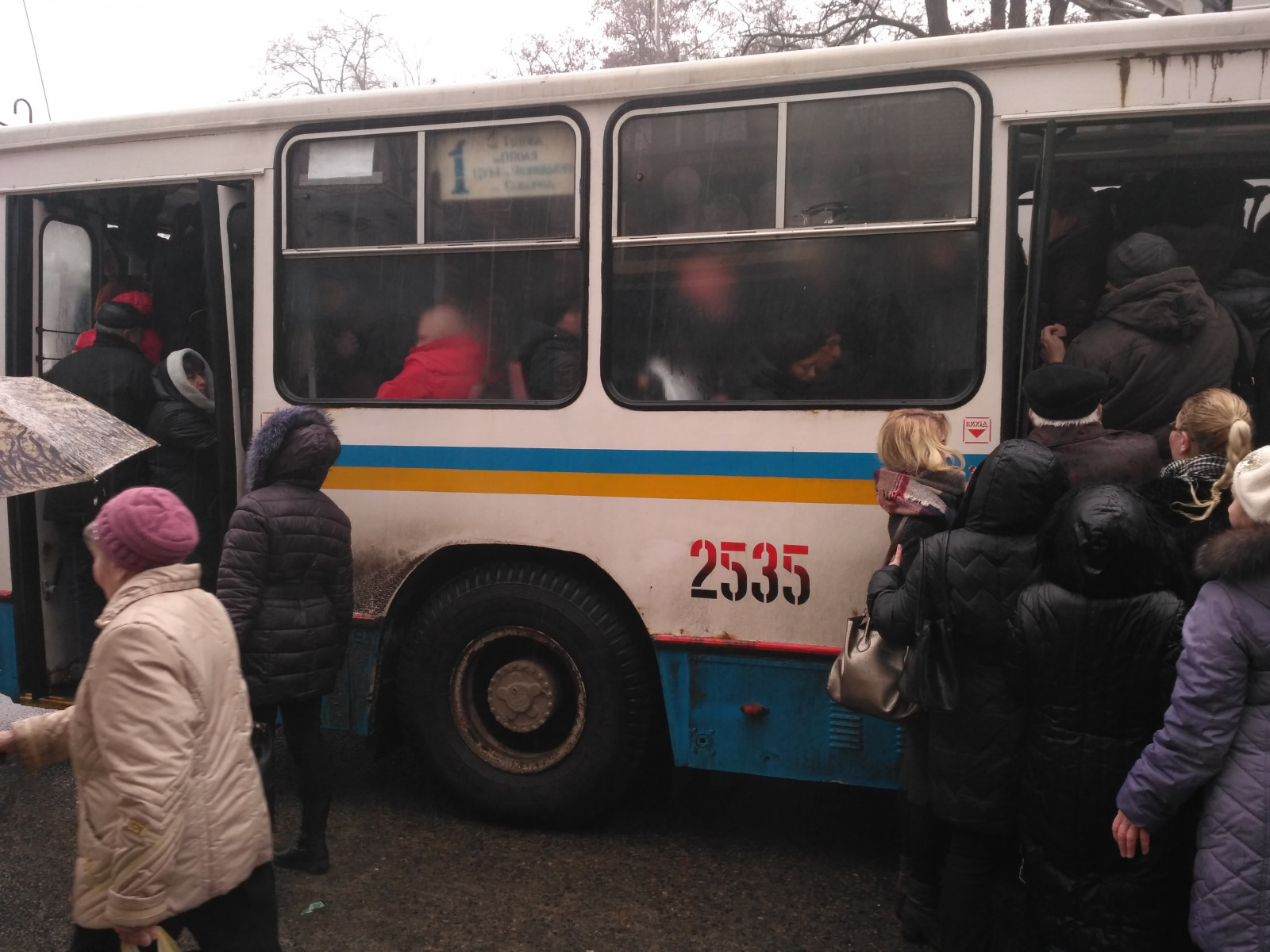 В Днепре у троллейбуса протекла крыша. Новости Днепра