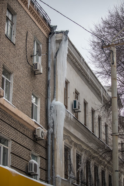 Як у Дніпрі прибирають небезпечні бурульки з дахів (ФОТОРЕПОРТАЖ). Новости Днепра.