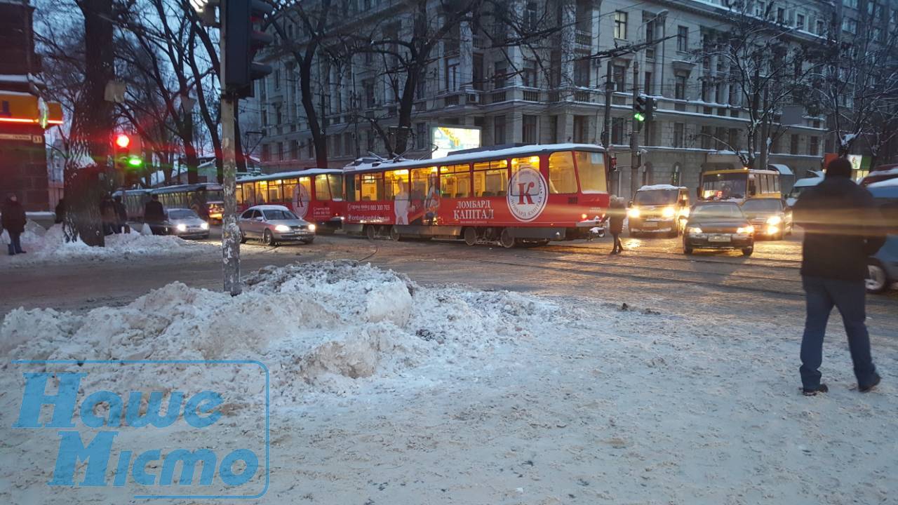 В Днепре парализовано движение первого и пятого трамваев (ФОТО). новости Днепра