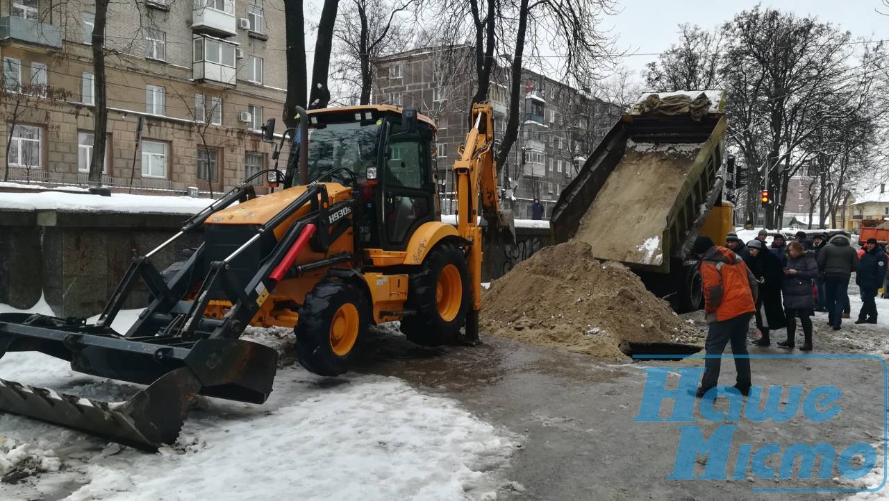 Провал на Гоголя: возможные причины обвала асфальта в Днепре. Новости Днепра.