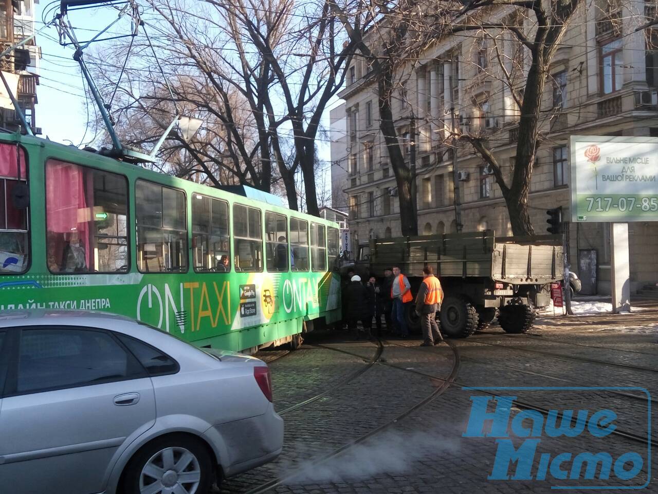 В Днепре ЗИЛ протаранил трамвай (ФОТО). Новости Днепра.