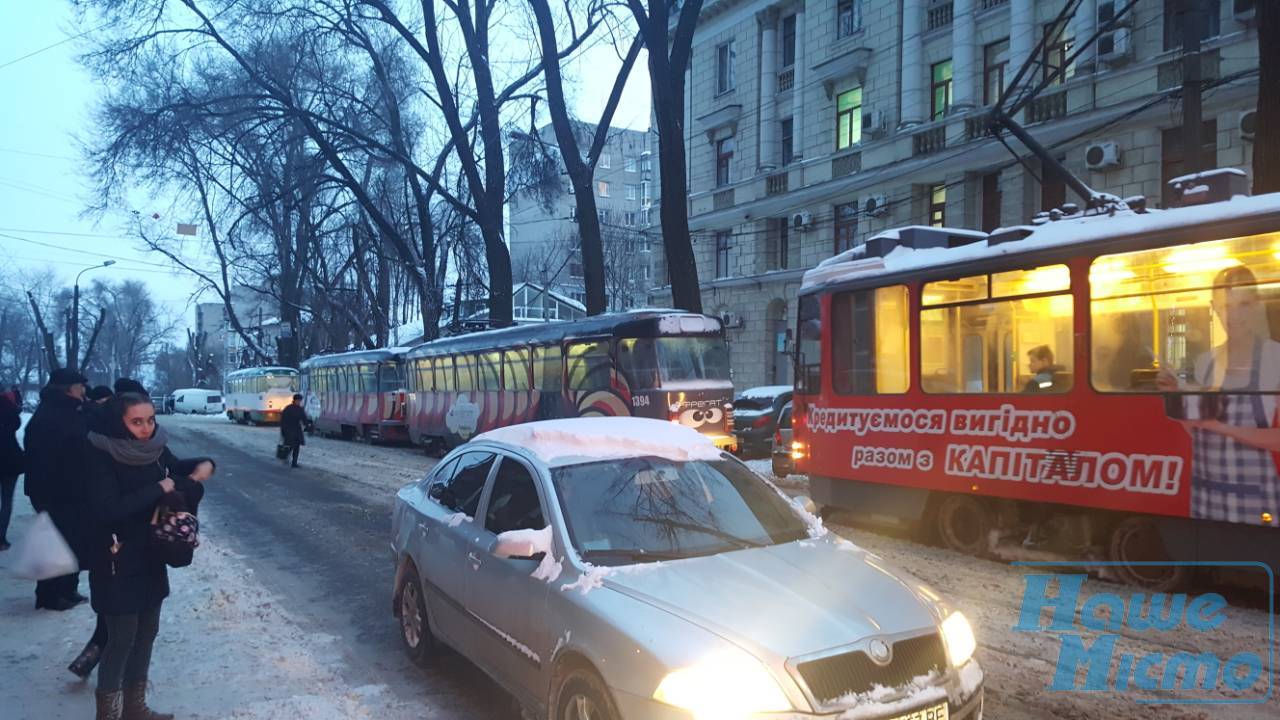 В Днепре парализовано движение первого и пятого трамваев (ФОТО). новости Днепра