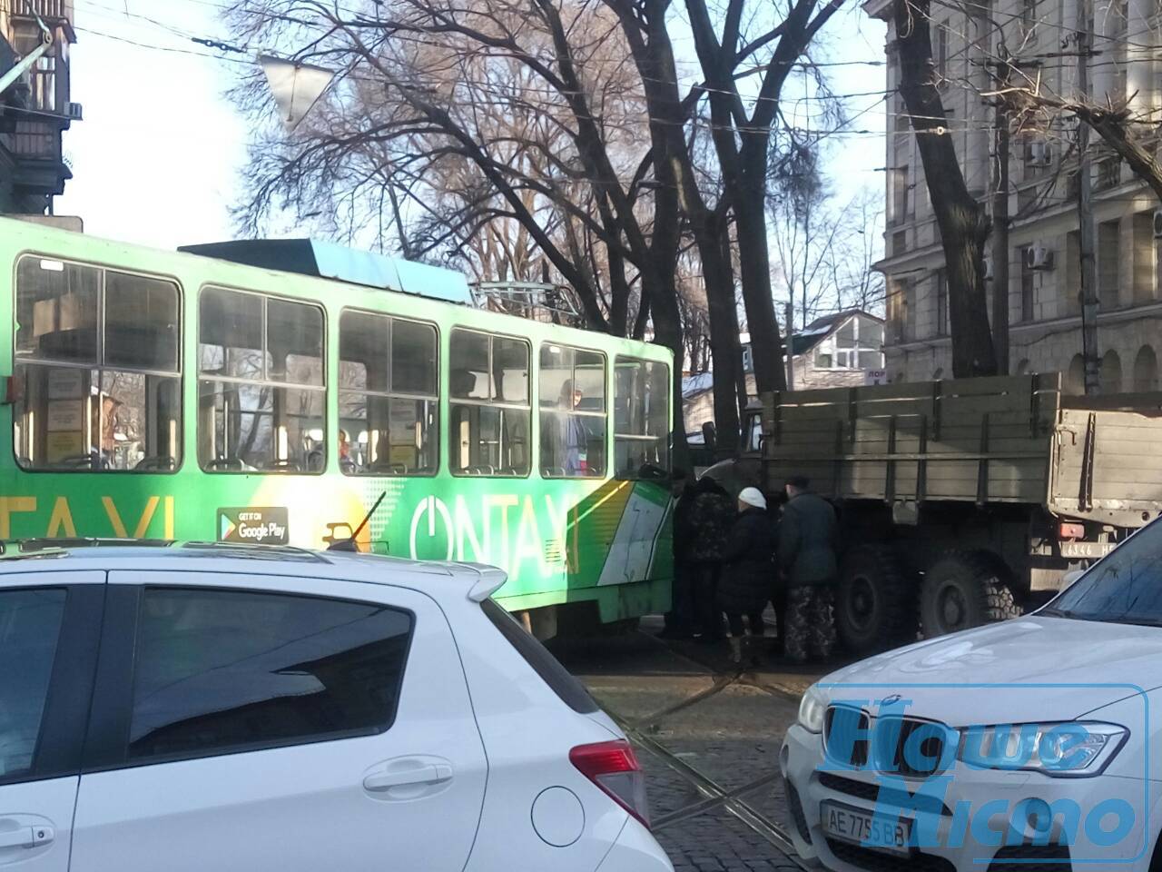 В Днепре ЗИЛ протаранил трамвай (ФОТО). Новости Днепра.