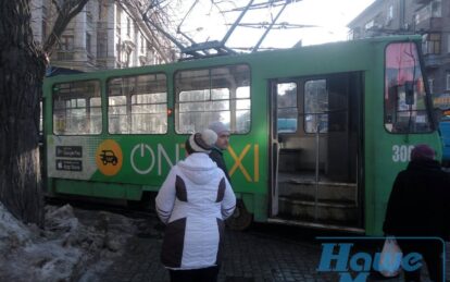 В Днепре ЗИЛ протаранил трамвай (ФОТО). Новости Днепра.