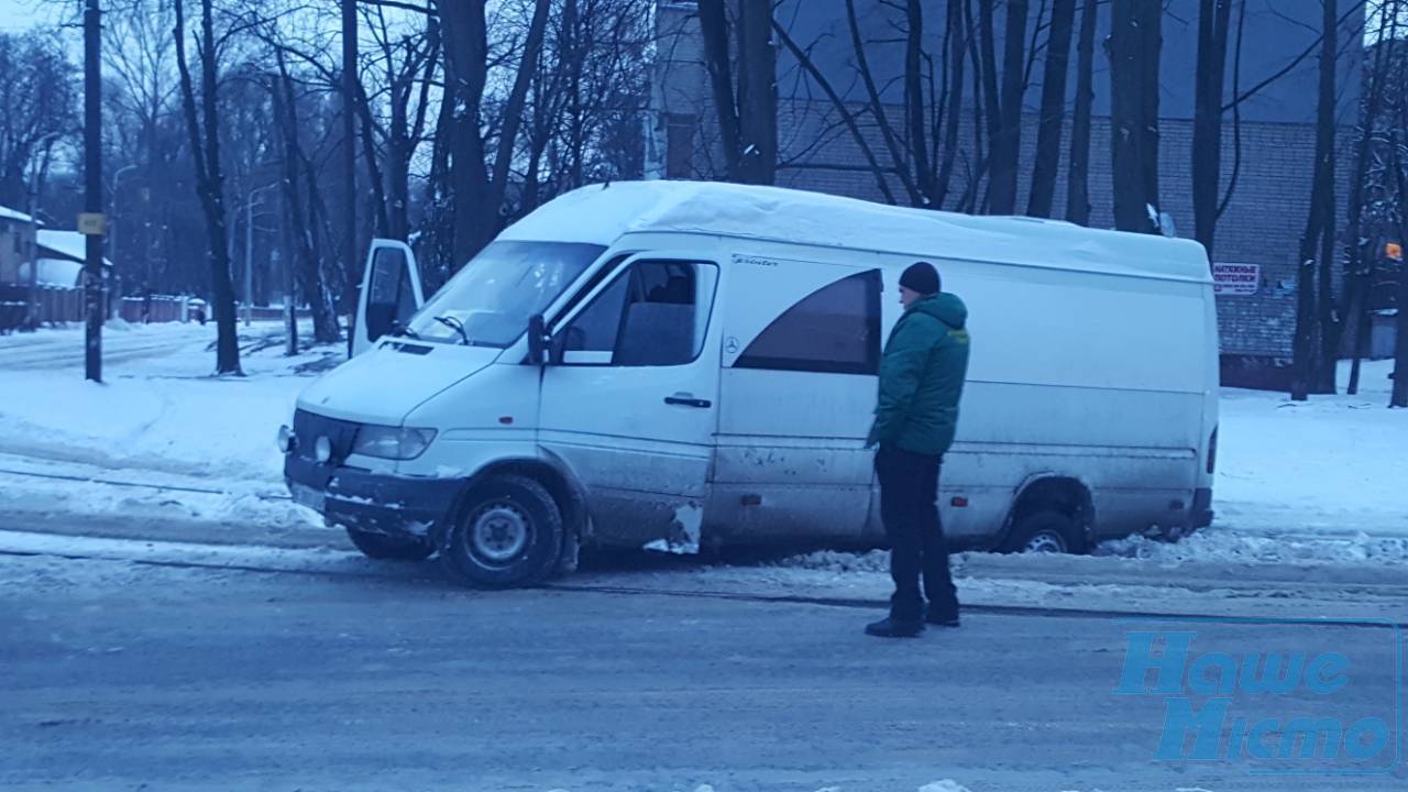 В Днепре парализовано движение первого и пятого трамваев (ФОТО). новости Днепра