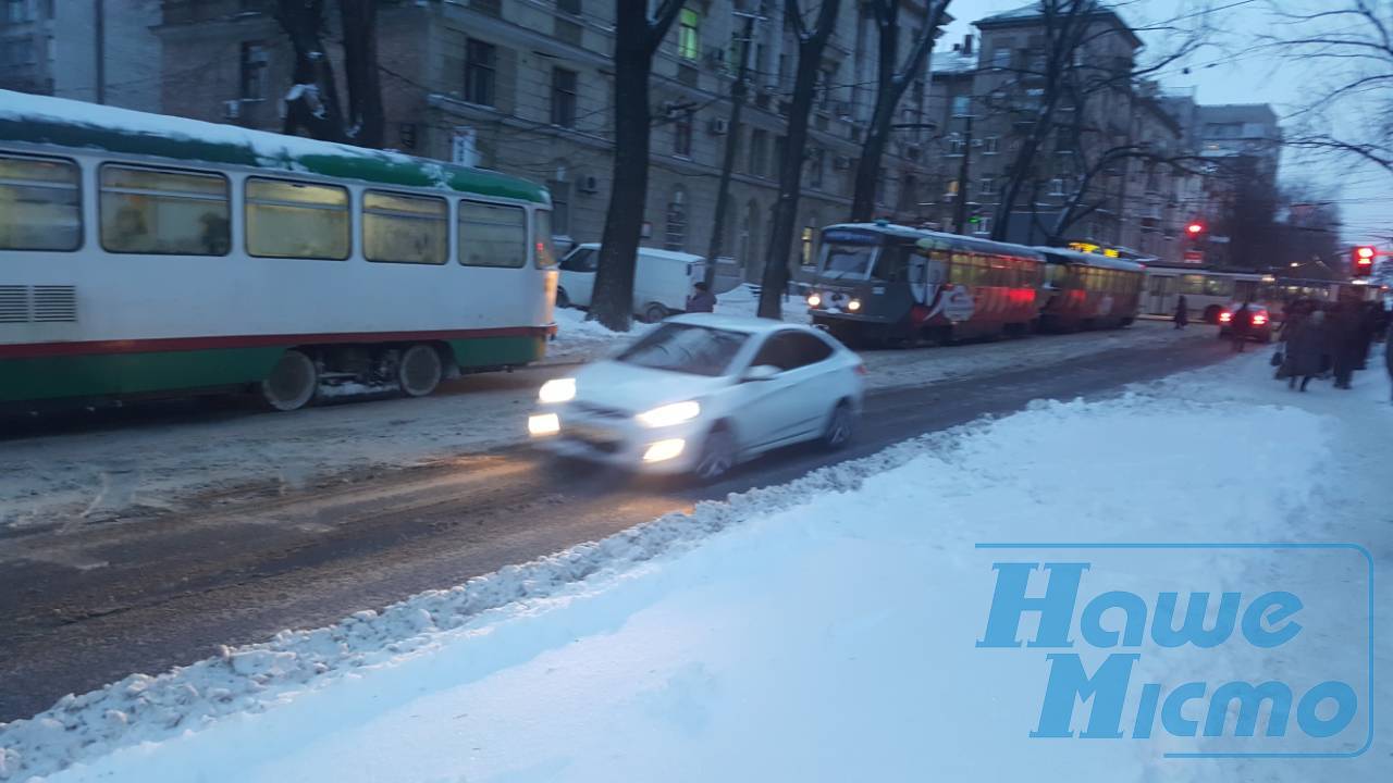 В Днепре парализовано движение первого и пятого трамваев (ФОТО). новости Днепра