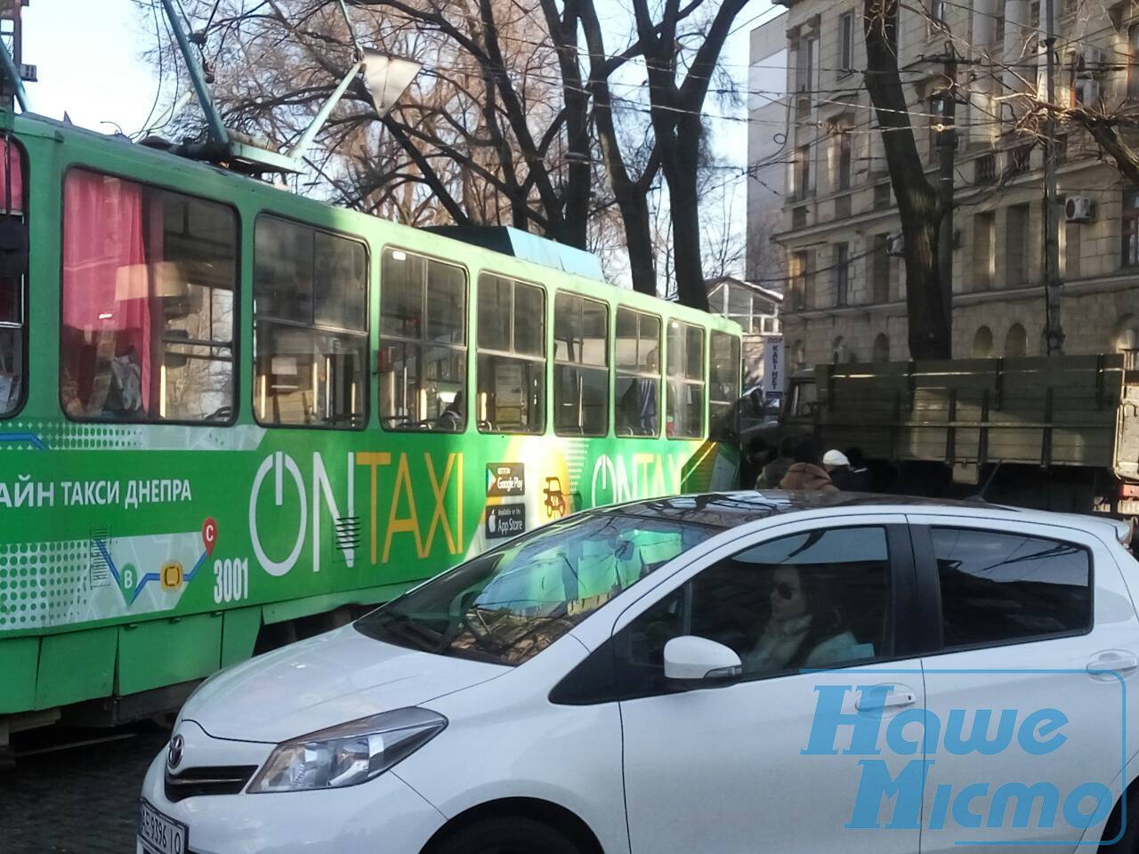 В Днепре ЗИЛ протаранил трамвай (ФОТО). Новости Днепра.