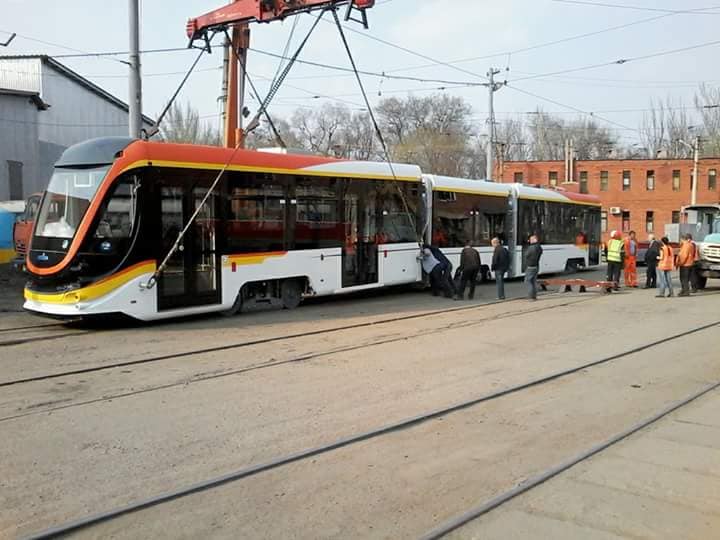 На уникальных подъемах Днепра испытывают новейшие низкопольные трамваи. Новости Днепрам