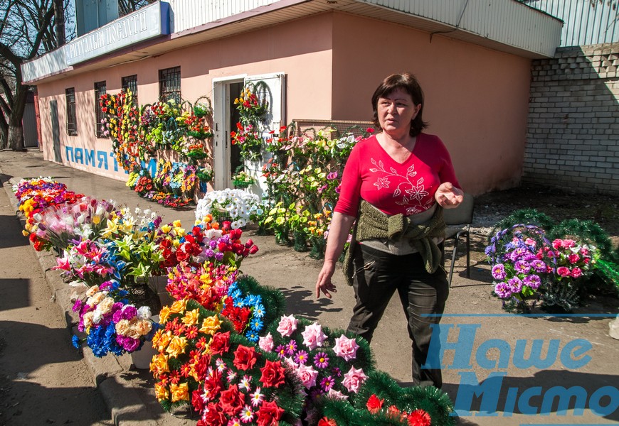 В Днепре штрафуют за торговлю искусственными цветами и венками. новости Днепра