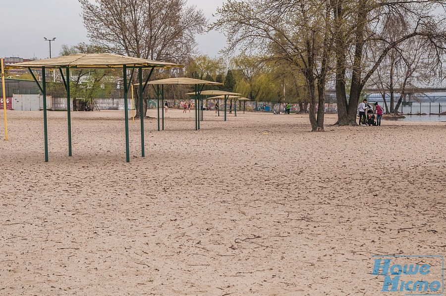 В Днепре вандалы разрушили центральный пляж (ФОТО). Новости Днепра