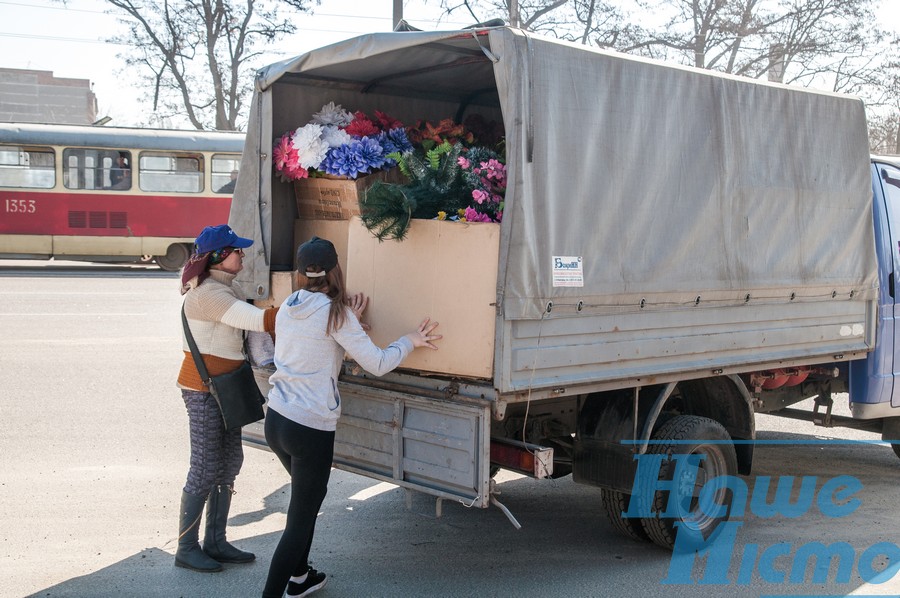 В Днепре штрафуют за торговлю искусственными цветами и венками. новости Днепра