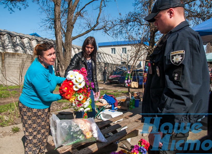 В Днепре штрафуют за торговлю искусственными цветами и венками. новости Днепра