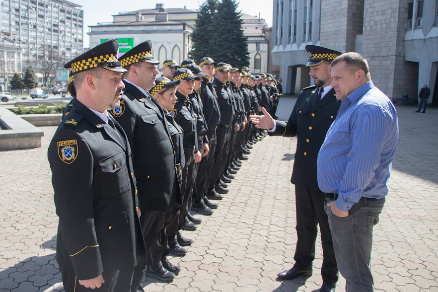 Форма європейського зразка та спеціальні жетони: У Дніпрі презентували нову амуніцію Муніципальної варти . Новости Днепра