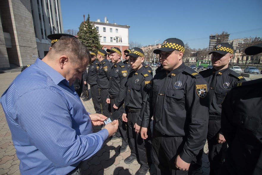 Форма європейського зразка та спеціальні жетони: У Дніпрі презентували нову амуніцію Муніципальної варти . Новости Днепра